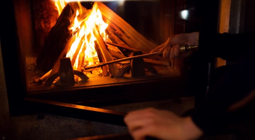 Cómo encender una chimenea paso a paso con leña de encina