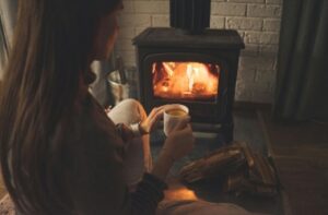 Cómo encender una chimenea paso a paso con leña de encina